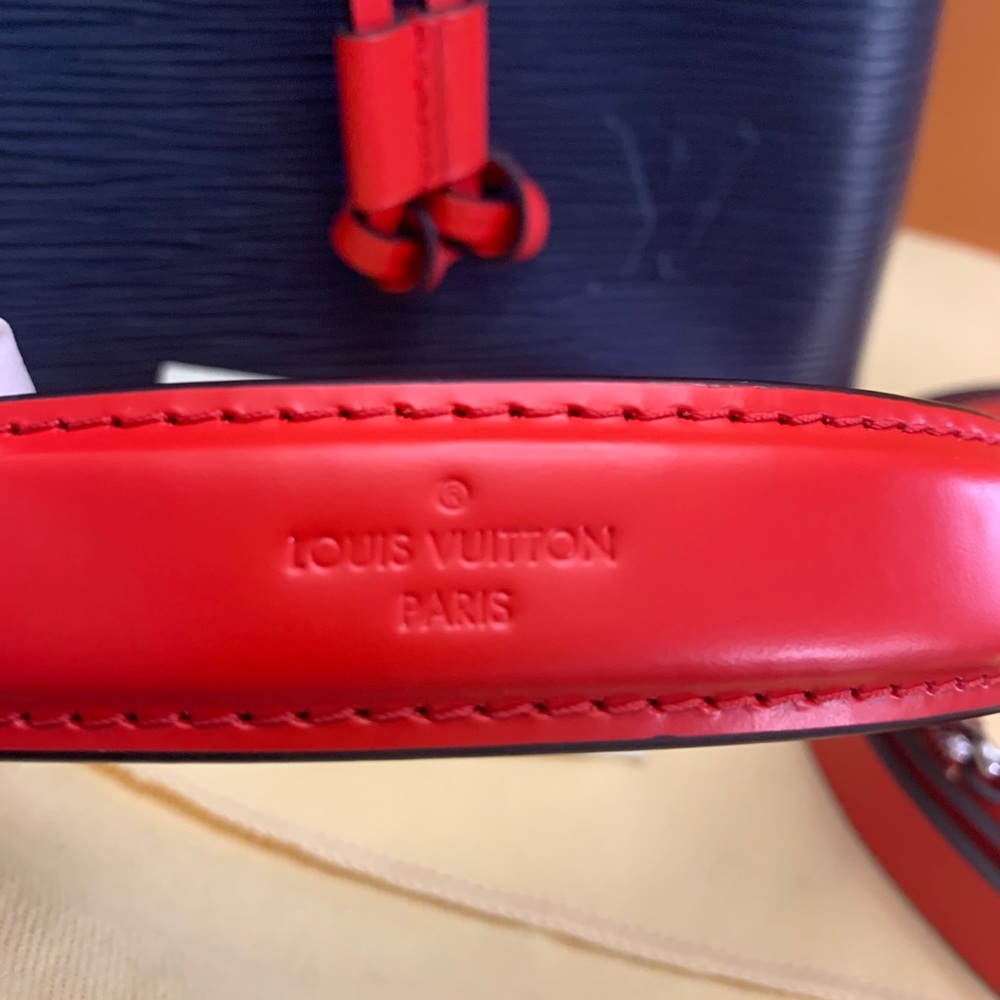 Louis Vuitton Neonoe in Epi Indigo - Picture 7 of 9